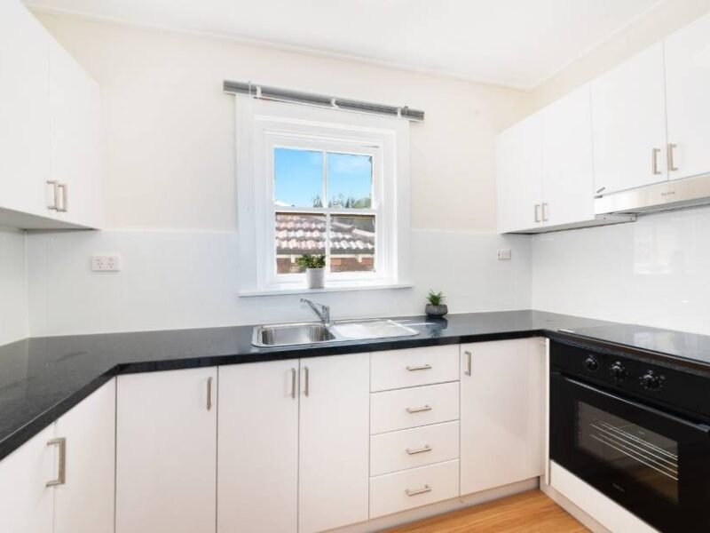 Fully Furnished 3 Bedroom + Sunroom & Parking