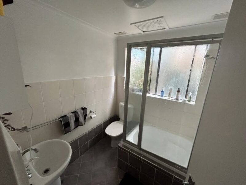 ROOM IN COOGEE