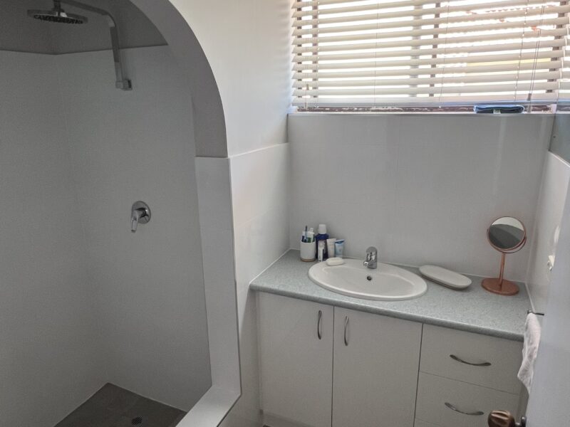 King Single Bedroom in Como